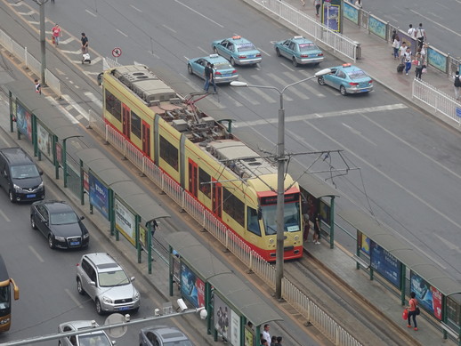 ホテルから見えたトロリー電車